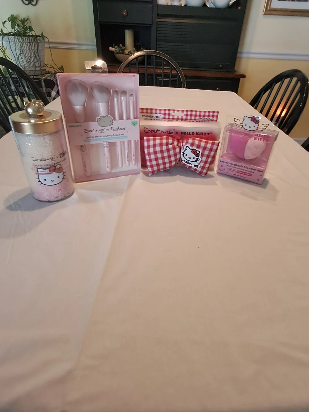the‎ CREME SHOP X HELLO KITTY Bundle Set